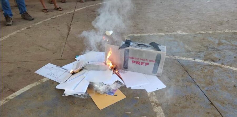 Queman casillas en Barra de Copalita, San Miguel del Puerto.