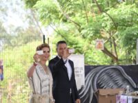 Acude Alejandro Murat a votar, celebra que haya paz en esta jornada electoral.