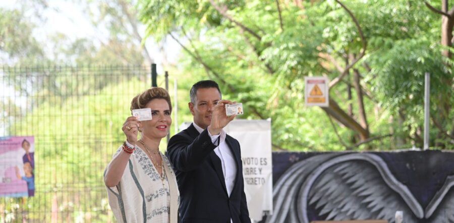 Acude Alejandro Murat a votar, celebra que haya paz en esta jornada electoral.