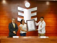 Recibió Salomón Jara Cruz su Constancia de Mayoría.