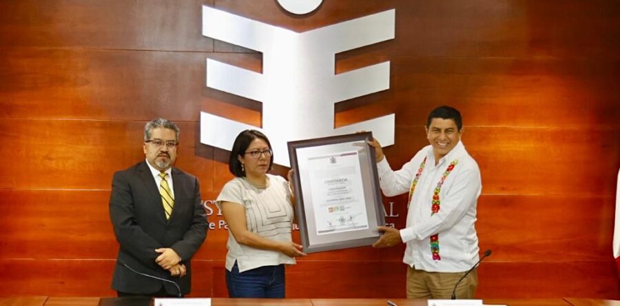 Recibió Salomón Jara Cruz su Constancia de Mayoría.