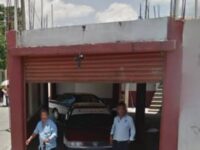 Pobladores de Huitzo denuncian a taxistas de la población por trasladar a migrantes.