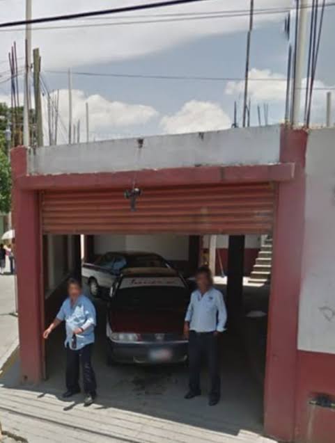 Pobladores de Huitzo denuncian a taxistas de la población por trasladar a migrantes.