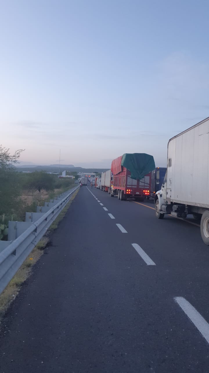 Se mantiene cerrada la autopista Cuacnopalan-Oaxaca, derivado del accidente entre tracto camiones