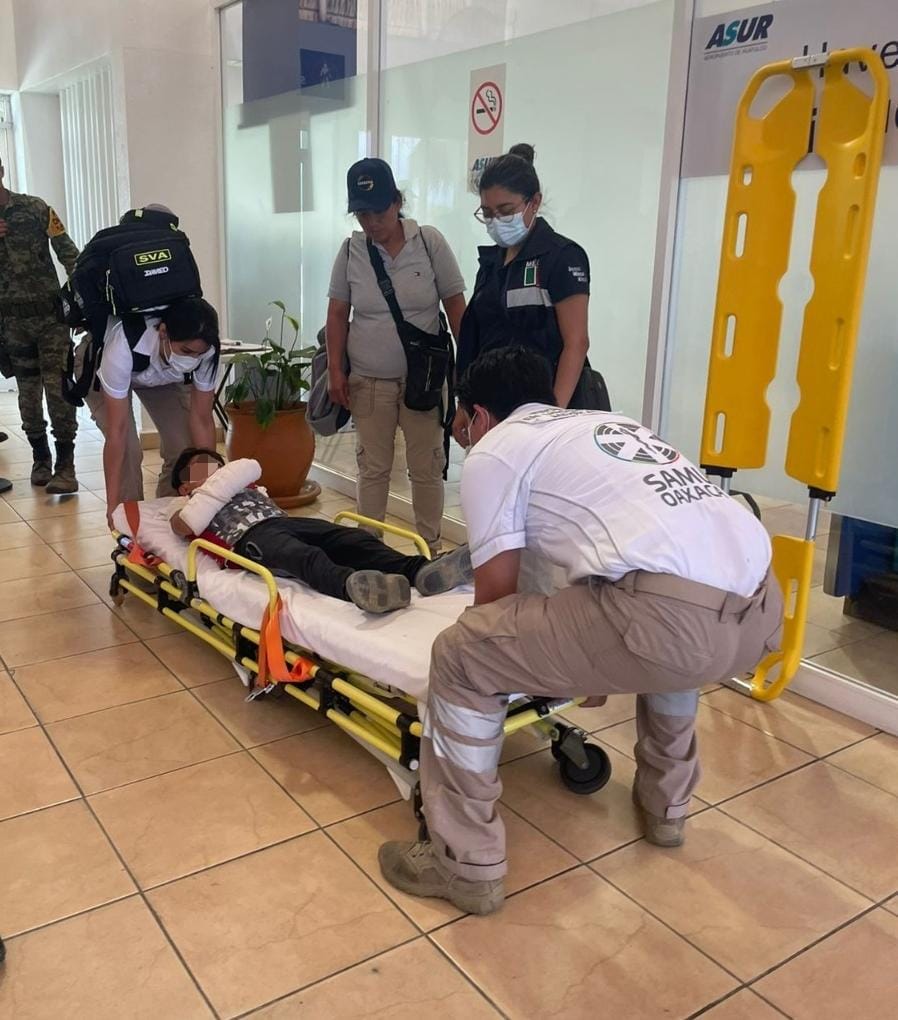 Niño de Pluma Hidalgo lesionado tras el impacto del huracán Agatha es trasladado vía aérea para su atención