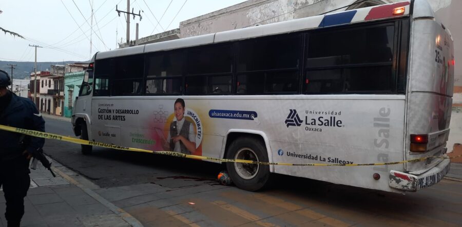 Muere motociclista atropellado por un autobús escolar