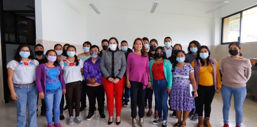 Sostiene Mariana Benítez encuentro con las y los estudiantes de la UTSSO en la Sierra Sur