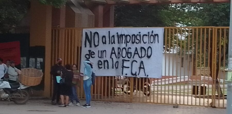 Docentes de la Facultad de Contaduría de la UABJO encabezados por su director, toman Ciudad Universitaria