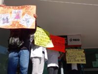 Trabajadores de salud del SIFEDS protestaron en las oficinas de los Servicios de Salud.