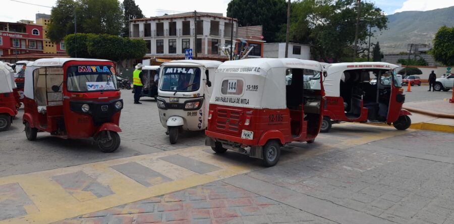 Prepotente edil de Mitla Luis Armando Olivera pretende apagar protesta de transportistas con policías