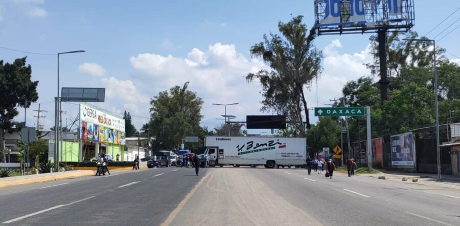 Campesinos con bloqueo en el crucero del aeropuerto piden recursos para el campo