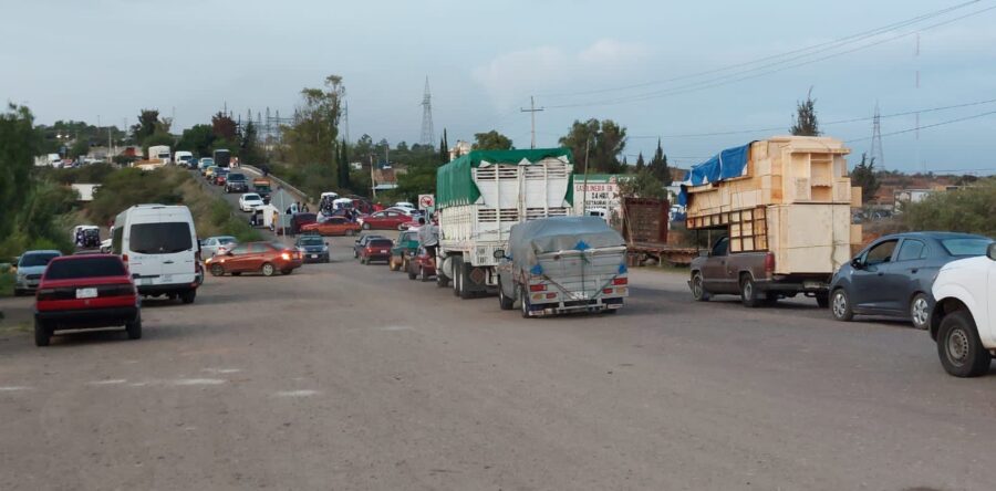 Transportistas del sindicato Libertad mantienen un bloqueo en Nochixtlán