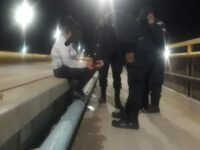 Mujer pretendía quitarse la vida, policías municipales evitan tragedia