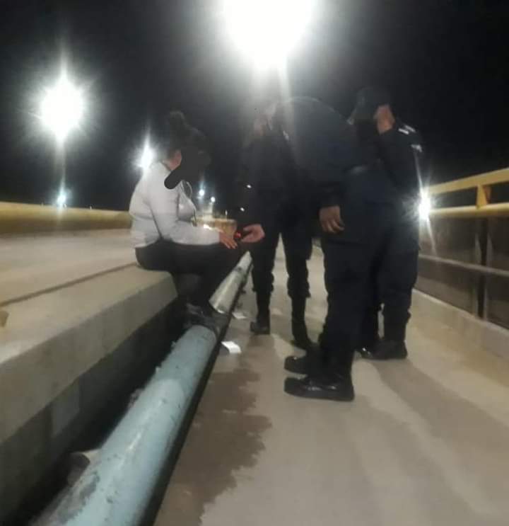 Mujer pretendía quitarse la vida, policías municipales evitan tragedia
