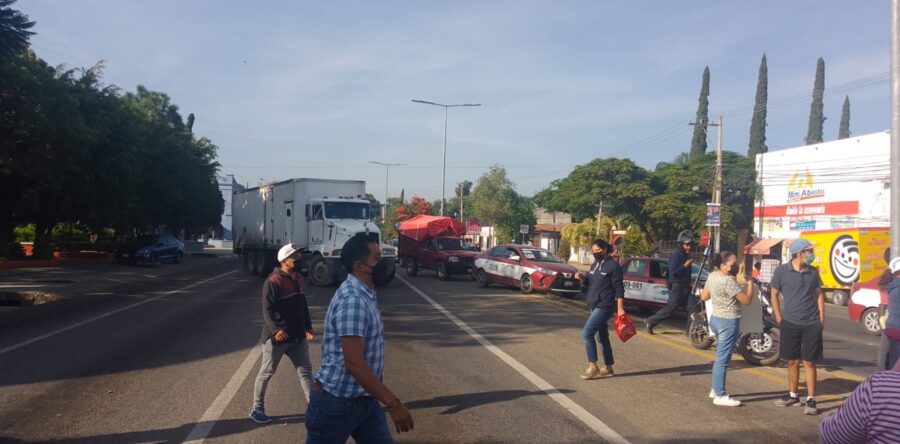 Con un bloqueo en Ánimas Trujano piden se agilice la búsqueda de Alondra Paola Sandoval Ramírez