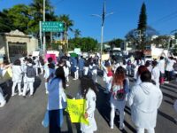 Marchan médicos pasantes en Oaxaca, piden se garantice la seguridad