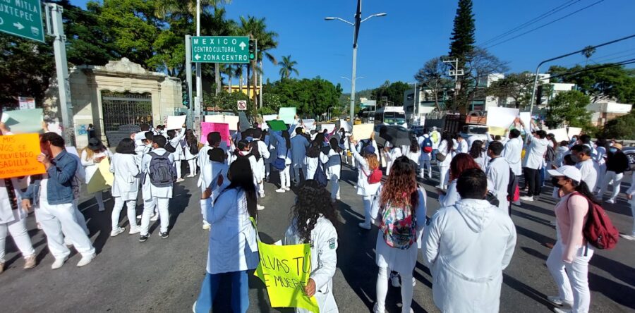 Marchan médicos pasantes en Oaxaca, piden se garantice la seguridad