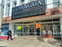 Protestan trabajadores de la Conagua, piden el pago de apoyo para pasajes