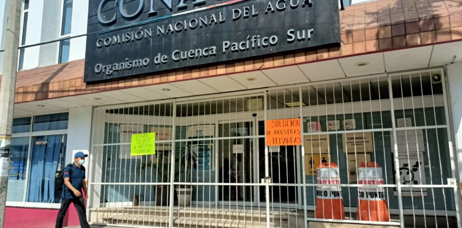 Protestan trabajadores de la Conagua, piden el pago de apoyo para pasajes