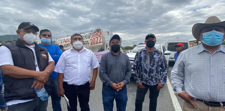 Estallan ediles contra Paco Piza, bloquean a la altura de Pemex; amagan con intensificar bloqueos