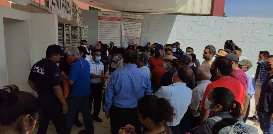 Tras la protesta que realizaron, colonos de la Heladio Ramírez fueron atendidos por funcionarios estatales