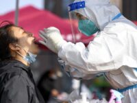 China lucha contra brotes de Covid-19; autoriza medicamento preventivo de AstraZeneca