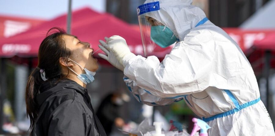 China lucha contra brotes de Covid-19; autoriza medicamento preventivo de AstraZeneca