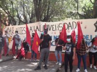 Jóvenes que no pudieron ingresar a la UABJO protestaron en Rectoría.