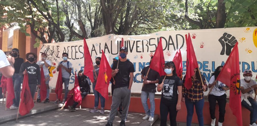 Jóvenes que no pudieron ingresar a la UABJO protestaron en Rectoría.