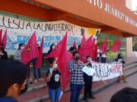 Jóvenes que se dicen ser rechazados de la UABJO iniciaron con una huelga de hambre.