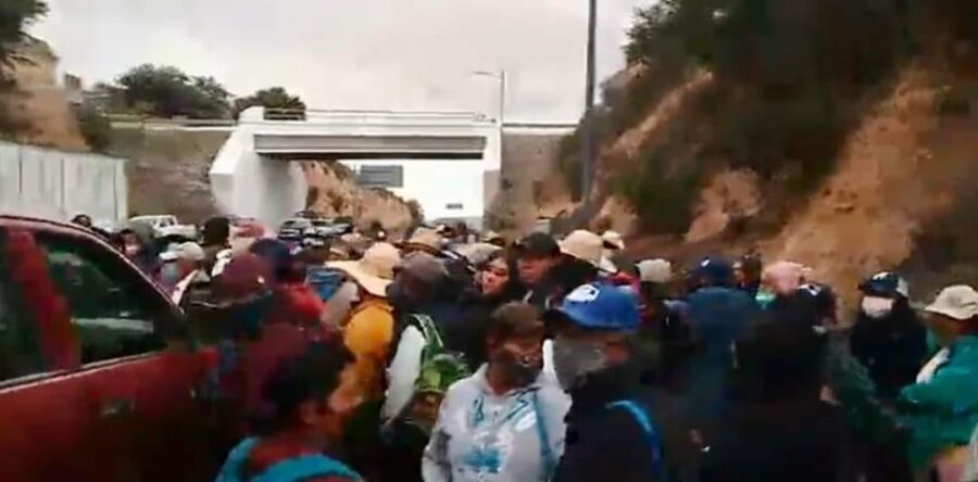 Ediles chocholtecas bloquean la caseta de Suchixtlahuaca