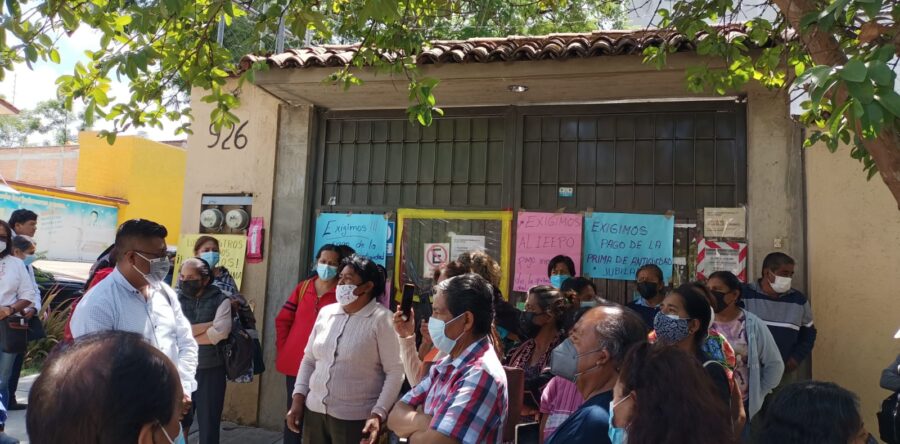 Jubilados de la S-22 exigen el pago de primas de antigüedad