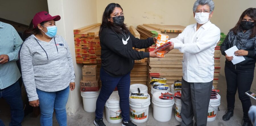 Francisco Martínez Neri, presidente municipal de Oaxaca de Juárez, hizo entrega de diversos materiales a trabajadores del sindicato 3 de marzo, encabezados por el secretario general, Bernabé Baltazar Díaz.