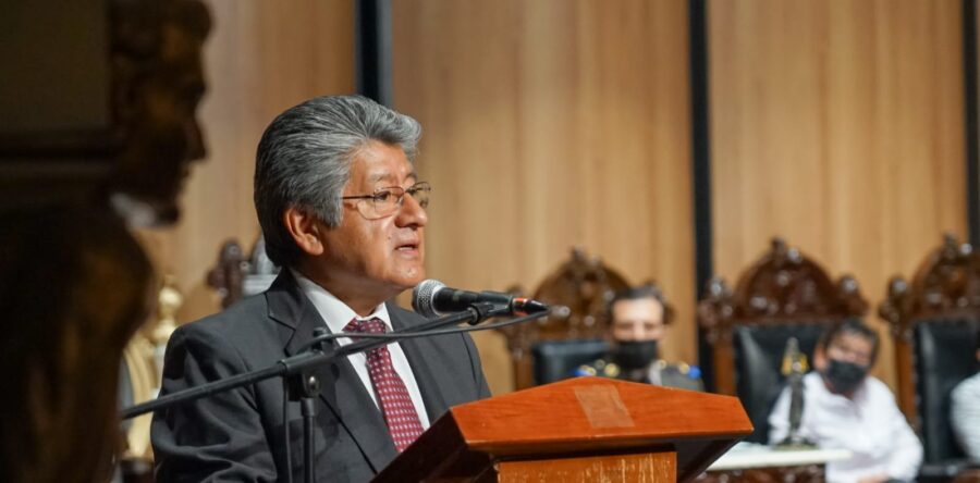 Municipio capitalino conmemora año luctuoso de Macedonio Alcalá.