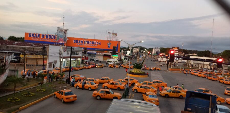 Taxistas de Tuxtepec bloquean por el incremento de terminales de segunda clase