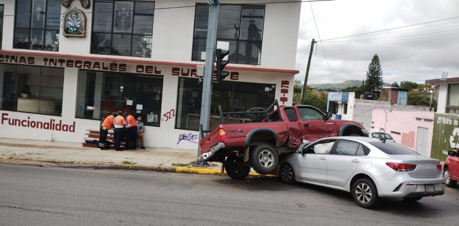 Aparatoso percance en Héroes de Chapultepec