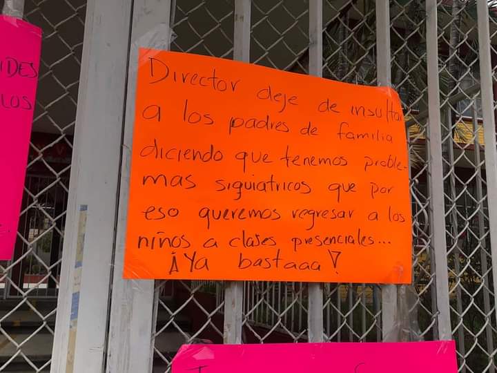 Protestan padres de familia en la Escuela España, exigen clases presenciales para sus hijos