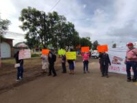 Tutores del CAM 43 bloquean la carretera Oaxaca a Puerto Ángel