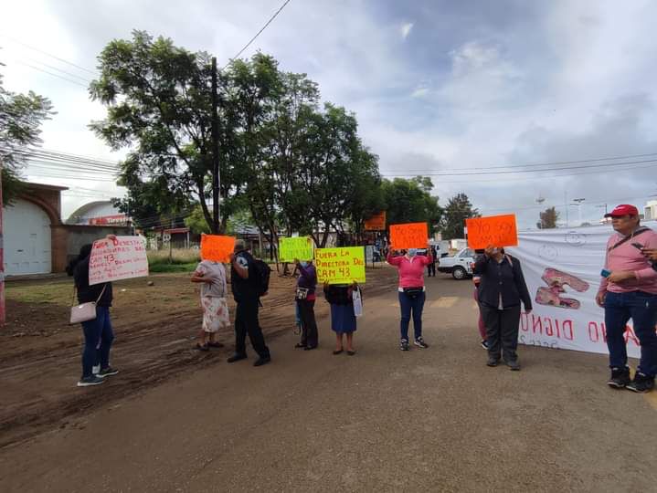 Tutores del CAM 43 bloquean la carretera Oaxaca a Puerto Ángel