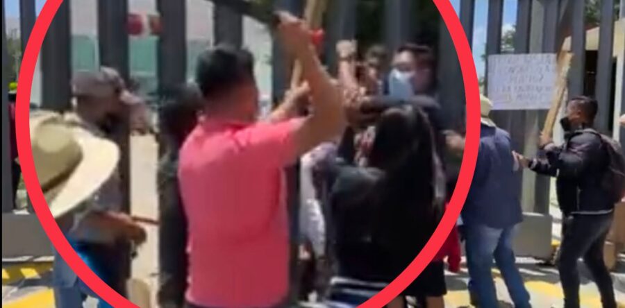 De manera violenta y agrediendo a la prensa protestan pobladores de Santa Inés del Monte en el Congreso