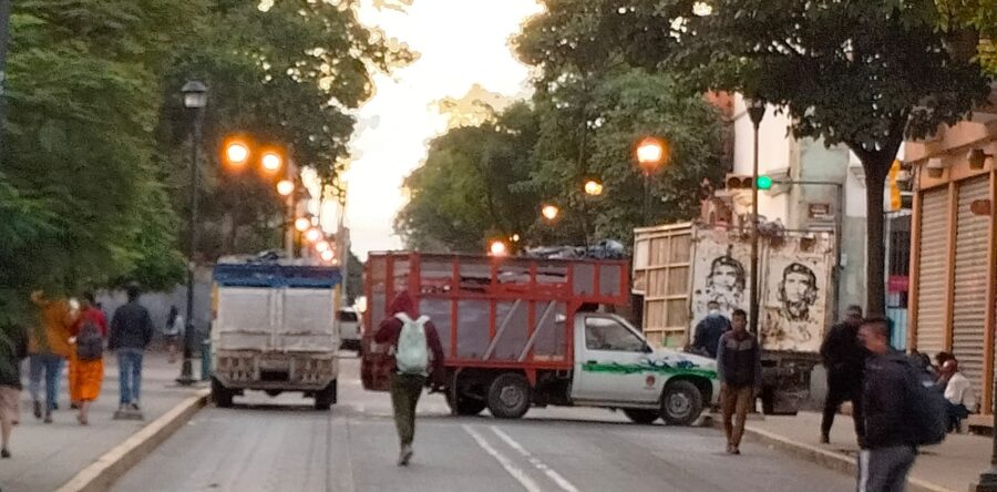 Recolectores de basura, pertenecientes a CATEM Y Sol Rojo, amenazan con tirar su basura en calles del Centro Histórico