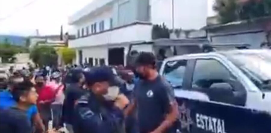 Detienen a policías municipales por presunto tráfico de migrantes