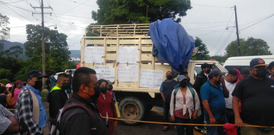 Continúa bloqueada la carretera Tuxtepec -Valle Nacional, a la altura del paraje el Castillo