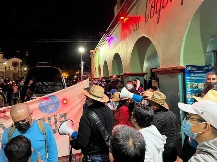 Cierran pobladores de San Bartolo Coyotepec la empresa Gugar