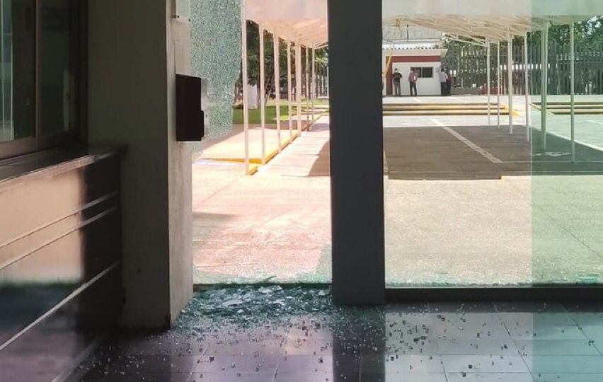 Habitantes de Ayoquezco de Aldama vandalizan el Congreso de Oaxaca