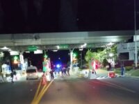 Manifestantes en la Caseta de Cobro de San Pablo Huitzo