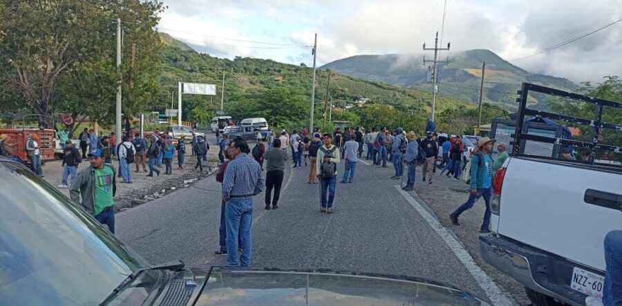 Habitantes de Chihuiro bloquean en el Istmo para exigir la ejecución de un pozo profundo