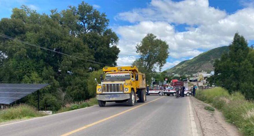Con bloqueo exigen la salida del agente municipal Gaspar Méndez Pacheco
