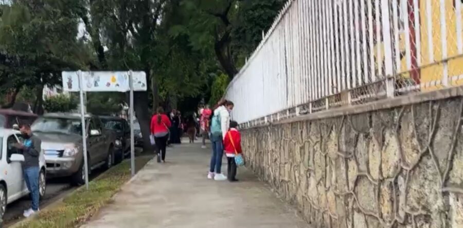 Regresan a clases presenciales en la primaria España luego de la protesta que realizaron padres de familia