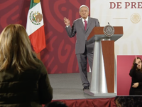 López Obrador promete apoyo a migrantes venezolanos varados en México